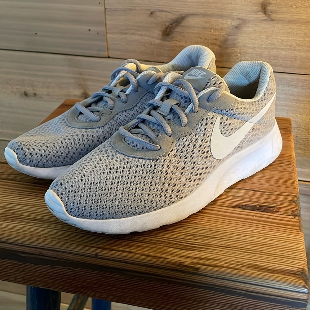 Women’s Nike shoes 7.5